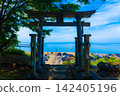 透過鳥居眺望蔚藍的大海和城鎮景色。 142405196