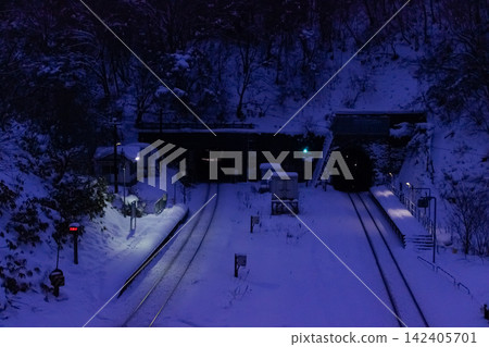 JR室蘭本線,小堀站(北海道:2016年1月) JR室蘭本線,小堀站(北海道:2016年1月) 142405701