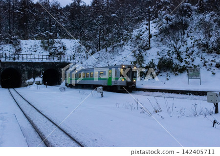JR室蘭本線,小堀站(北海道:2016年1月) JR室蘭本線,小堀站(北海道:2016年1月) 142405711