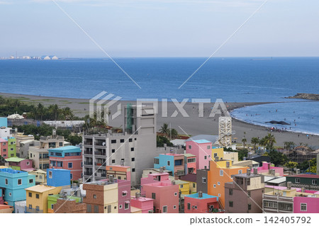 Colorful townscape viewed from the Banshanyao Observatory in Cijin 142405792