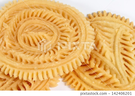 Close-up of crispy spiral potato chips on white background 142406201