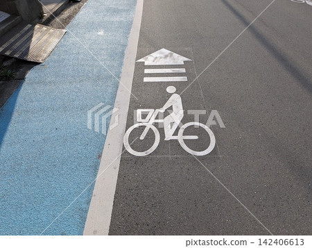 道路和人行道上安裝了自行車導航標誌 142406613
