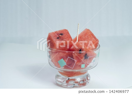 盛在玻璃碗裡的西瓜 142406977