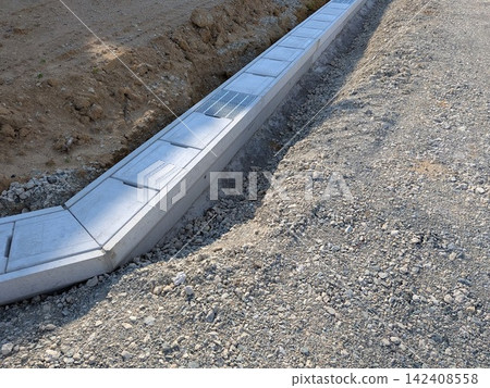 A drainage ditch immediately after installation (with cover, facing sideways) A drainage ditch immediately after installation (with cover, facing sideways) 142408558