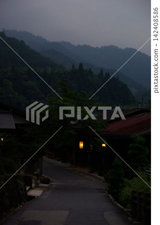 In autumn, Tsumago-juku in Kiso Town, Nagano Prefecture, becomes even more atmospheric as dusk falls. In autumn, Tsumago-juku in Kiso Town, Nagano Prefecture, becomes even more atmospheric as dusk falls. 142408586
