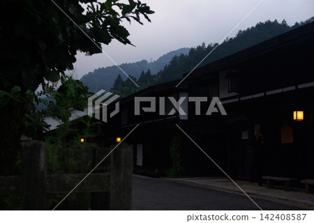 In autumn, Tsumago-juku in Kiso Town, Nagano Prefecture, becomes even more atmospheric as dusk falls. In autumn, Tsumago-juku in Kiso Town, Nagano Prefecture, becomes even more atmospheric as dusk falls. 142408587