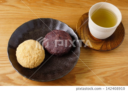 豉だまち（裹著甜豆沙的年糕）、黃豆粉萩だちち（裹著烤黃豆粉的年糕） 142408910