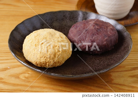豉だまち(裹著甜豆沙的年糕)、黃豆粉萩だちち(裹著烤黃豆粉的年糕) 豉だまち(裹著甜豆沙的年糕)、黃豆粉萩だちち(裹著烤黃豆粉的年糕) 142408911