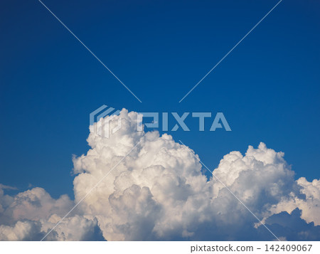 在夏天藍天的雲彩 142409067