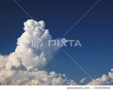 在夏天藍天的雲彩 在夏天藍天的雲彩 142409068