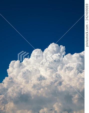 Clouds in the blue sky of summer Clouds in the blue sky of summer 142409069