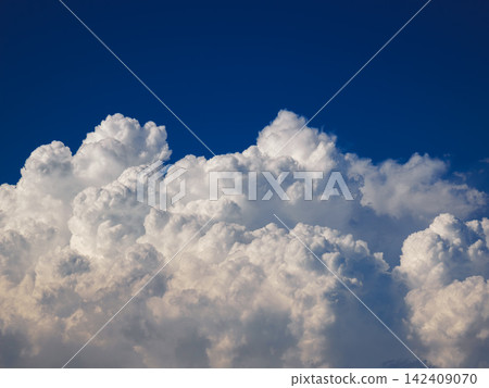 在夏天藍天的雲彩 在夏天藍天的雲彩 142409070