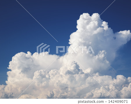 在夏天藍天的雲彩 142409071