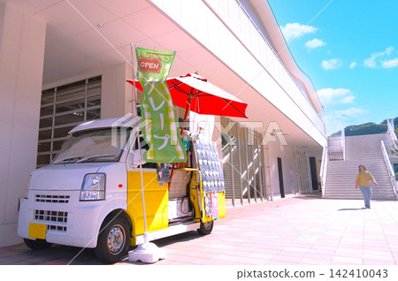 Crepe food truck and blue sky 142410043