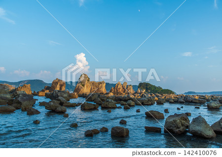 The coastal scenery of Hashigui-iwa, a group of strangely shaped rocks stretching across the blue sky and sea. The coastal scenery of Hashigui-iwa, a group of strangely shaped rocks stretching across the blue sky and sea. 142410076