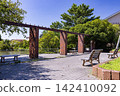 在埼玉縣春日部市晴朗的藍天下，公園長椅營造出令人神清氣爽的假期景象（橫幅構圖）。 142410092