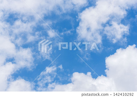 Summer's clear blue sky and expansive summer clouds 28 Summer's clear blue sky and expansive summer clouds 28 142410292