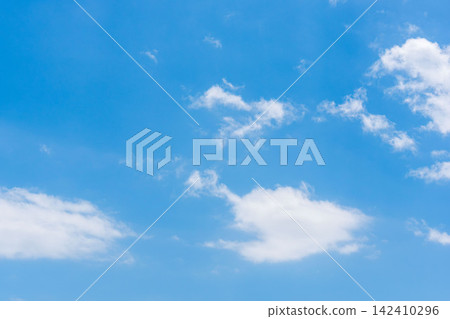 夏日湛藍的天空與廣闊的夏日雲朵 32 142410296