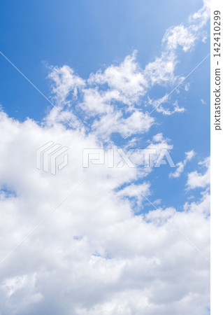 晴朗的夏日藍天與廣闊的夏日雲朵 11 晴朗的夏日藍天與廣闊的夏日雲朵 11 142410299
