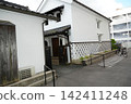 白天,商業街上一家白牆店(在工作日安靜的街道環境中拍攝) 白天,商業街上一家白牆店(在工作日安靜的街道環境中拍攝) 142411248