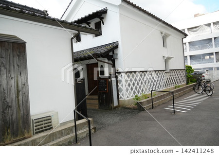 白天,商業街上一家白牆店(在工作日安靜的街道環境中拍攝) 白天,商業街上一家白牆店(在工作日安靜的街道環境中拍攝) 142411248