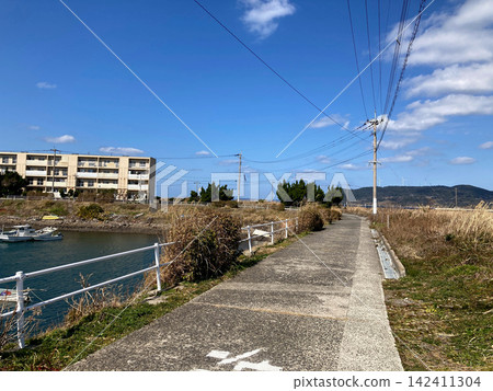 An unmanned concrete road running through the former coal mining residential area of Ikeshima, Nagasaki Prefecture. An unmanned concrete road running through the former coal mining residential area of Ikeshima, Nagasaki Prefecture. 142411304