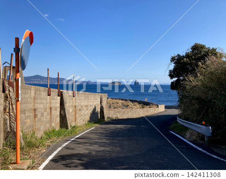 一條狹窄的海岸公路蜿蜒而下，通往池島的蔚藍大海。 142411308