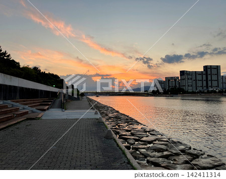 橘色的夕陽將兵庫縣西宮市的濱水長廊染成了橘色。 142411314