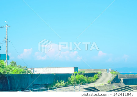 通往防波堤的路 通往防波堤的路 142411943