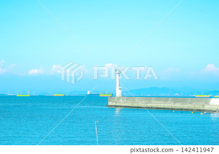 一座白色燈塔和大海 一座白色燈塔和大海 142411947