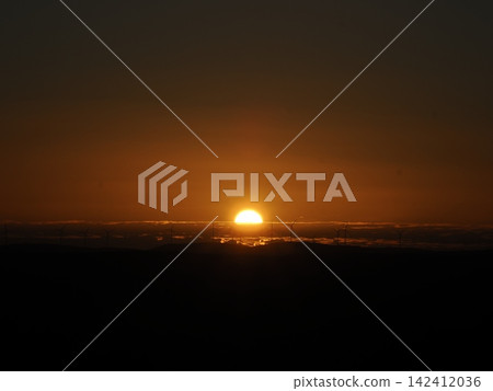 夕陽照耀下,一排風力渦輪機熠熠生輝-記錄了內陸地區自然光與再生能源交融的景象。 夕陽照耀下,一排風力渦輪機熠熠生輝-記錄了內陸地區自然光與再生能源交融的景象。 142412036