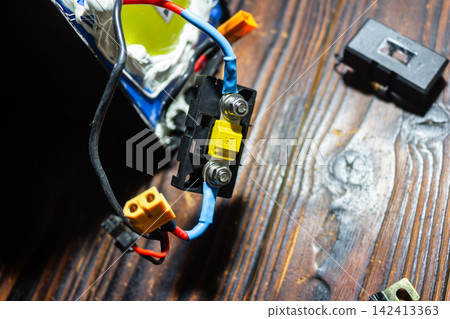 60A MidiVal fuse installed in a protective plastic holder connected to an electric bicycle battery, ensuring electrical safety and reliable power circuit management for e-bike systems 60A MidiVal fuse installed in a protective plastic holder connected to an electric bicycle battery, ensuring electrical safety and reliable power circuit management for e-bike systems 142413363