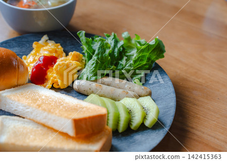 早餐特寫,重點是吐司和炒蛋。 早餐特寫,重點是吐司和炒蛋。 142415363