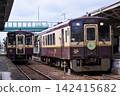 Train exchange between two Kiha trains at Omama Station on the Watarase Keikoku Railway. 142415682