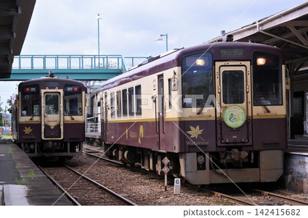 在渡良瀨京國鐵道大間站,兩列紀波列車進行轉乘。 在渡良瀨京國鐵道大間站,兩列紀波列車進行轉乘。 142415682