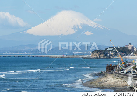 Kamakura Inamuragasaki: Mount Fuji with its snow-capped peak in spring. Kamakura Inamuragasaki: Mount Fuji with its snow-capped peak in spring. 142415738