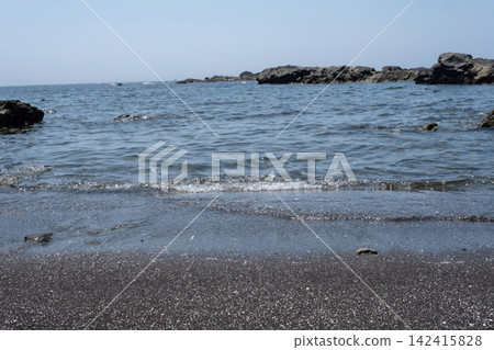 海浪拍打著神奈川縣城島海岸的沙灘。 海浪拍打著神奈川縣城島海岸的沙灘。 142415828
