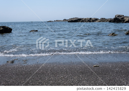 海浪拍打著神奈川縣城島海岸的沙灘。 海浪拍打著神奈川縣城島海岸的沙灘。 142415829