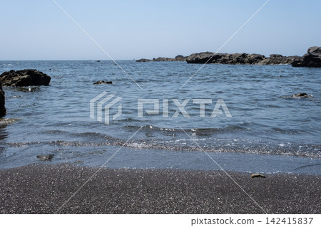 海浪拍打著神奈川縣城島海岸的沙灘。 142415837