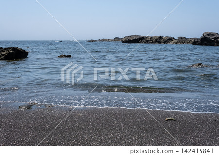海浪拍打著神奈川縣城島海岸的沙灘。 海浪拍打著神奈川縣城島海岸的沙灘。 142415841