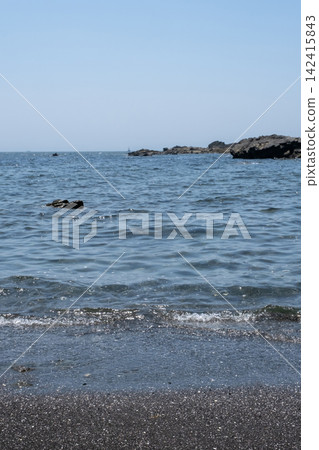 海浪拍打著神奈川縣城島海岸的沙灘。 海浪拍打著神奈川縣城島海岸的沙灘。 142415843