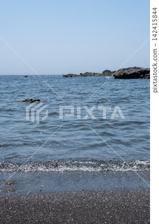 海浪拍打著神奈川縣城島海岸的沙灘。 海浪拍打著神奈川縣城島海岸的沙灘。 142415844