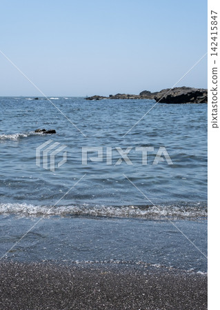 海浪拍打著神奈川縣城島海岸的沙灘。 海浪拍打著神奈川縣城島海岸的沙灘。 142415847