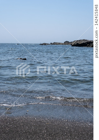 海浪拍打著神奈川縣城島海岸的沙灘。 海浪拍打著神奈川縣城島海岸的沙灘。 142415848