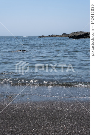 海浪拍打著神奈川縣城島海岸的沙灘。 142415859