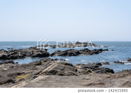 神奈川縣三浦市城島的岩石海岸景觀。 神奈川縣三浦市城島的岩石海岸景觀。 142415895