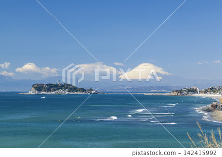 Inamuragasaki, Kamakura: Enoshima and Mount Fuji in spring Inamuragasaki, Kamakura: Enoshima and Mount Fuji in spring 142415992