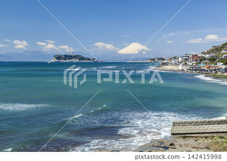 Kamakura Inamuragasaki, Enoshima Island and Mount Fuji in spring 142415998
