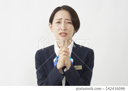 一位中年女員工在白色背景前懇求。 142416096