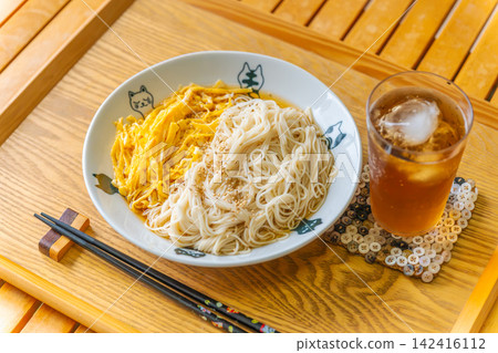 一道經典的夏季美食:清爽的素麵,上面蓋著蛋絲煎蛋捲。 一道經典的夏季美食:清爽的素麵,上面蓋著蛋絲煎蛋捲。 142416112